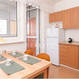 REZERVOVANÝ- 3 IZBOVÝ BYT SÍDLISKO- HÁJIK , 70m2