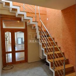 TUreality predáva luxusný 4 izbový bytovy dom s dvojgarážou a záhradkou v Spišskej Belej.Znížená cena!!!