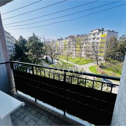 Na predaj priestranný 2i byt na Sibírskej ulici (mestská časť Nové Mesto), s loggiou aj balkónom, 53,88m2.