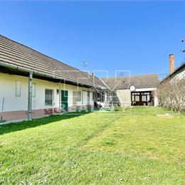Rodinný dom s pozemkom 1183 m2 v Drahovciach pri Piešťanoch