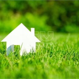 SLNEČNÝ ROVINATÝ STAVEBNÝ POZEMOK 1090 m2 LIBICHAVA