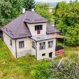 ZNÍŽENÁ CENA - Na predaj UDRŽIAVANÝ RODINNÝ DOM so slnečným pozemkom v Diviackej Novej Vsi okr. Prievidza