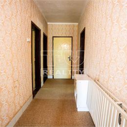 ZNÍŽENÁ CENA - Na predaj UDRŽIAVANÝ RODINNÝ DOM so slnečným pozemkom v Diviackej Novej Vsi okr. Prievidza