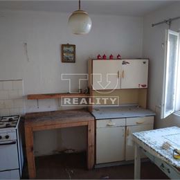 Starší dom v obci Čachtice, vhodný na chalupárčenie s pozemkom 560 m2
