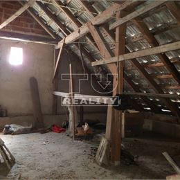 Starší dom v obci Čachtice, vhodný na chalupárčenie s pozemkom 560 m2