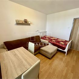Slnečná garsónka s loggiou v bratislavskej Petržalke, 22 m2