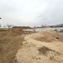 TUreality ponúka na predaj pozemok v Martine nad Žitavou, 830m2