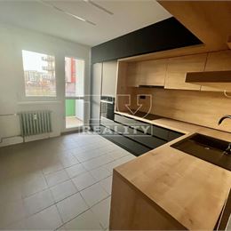 Kompletne zrekonštruovaný veľký 3-izbový byt s balkónom v obľúbenom meste v Pezinku, 84 m2