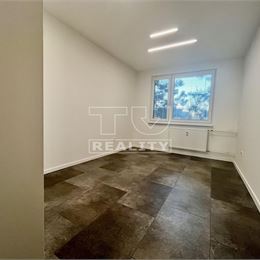 Kompletne zrekonštruovaný veľký 3-izbový byt s balkónom v obľúbenom meste v Pezinku, 84 m2
