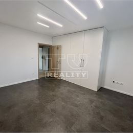 Kompletne zrekonštruovaný veľký 3-izbový byt s balkónom v obľúbenom meste v Pezinku, 84 m2