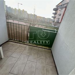 Kompletne zrekonštruovaný veľký 3-izbový byt s balkónom v obľúbenom meste v Pezinku, 84 m2