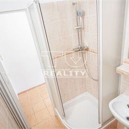 NA PREDAJ SLNEČNÁ GARZÓNKA (31 m2) S BALKÓNOM, KOMPLET REKONŠTRUKCIA, JUH - TRENČÍN!