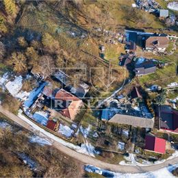 Stavebný pozemok s vidieckou atmosférou a výhľadom na hrad v obci Višňové, okr.Nové Mesto nad Váhom
