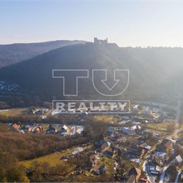 Stavebný pozemok s vidieckou atmosférou a výhľadom na hrad v obci Višňové, okr.Nové Mesto nad Váhom