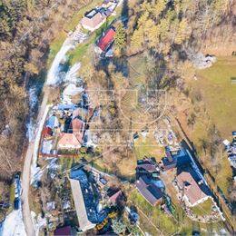 Stavebný pozemok s vidieckou atmosférou a výhľadom na hrad v obci Višňové, okr.Nové Mesto nad Váhom