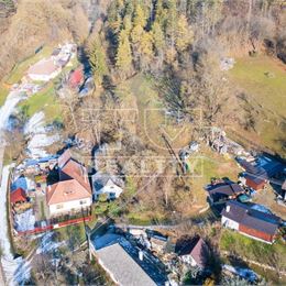 Stavebný pozemok s vidieckou atmosférou a výhľadom na hrad v obci Višňové, okr.Nové Mesto nad Váhom