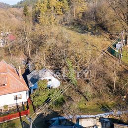 Stavebný pozemok s vidieckou atmosférou a výhľadom na hrad v obci Višňové, okr.Nové Mesto nad Váhom