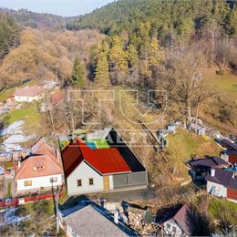 Stavebný pozemok s vidieckou atmosférou a výhľadom na hrad v obci Višňové, okr.Nové Mesto nad Váhom
