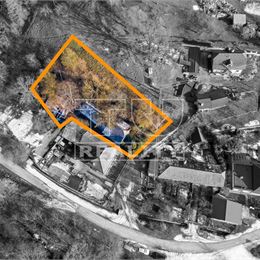 Stavebný pozemok s vidieckou atmosférou a výhľadom na hrad v obci Višňové, okr.Nové Mesto nad Váhom