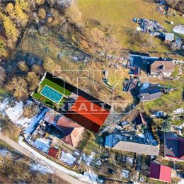 Stavebný pozemok s vidieckou atmosférou a výhľadom na hrad v obci Višňové, okr.Nové Mesto nad Váhom
