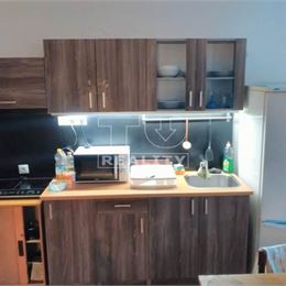 NA PREDAJ RODINNÝ DOM - SKLAKA NAD VÁHOM, VHODNÉ NA PODNIKANIE I BÝVANIE, POZEMOK 1072 m2, SUPER INVESTÍCIA,