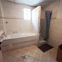 NA PREDAJ RODINNÝ DOM - SKLAKA NAD VÁHOM, VHODNÉ NA PODNIKANIE I BÝVANIE, POZEMOK 1072 m2, SUPER INVESTÍCIA,