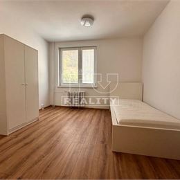 PREDANÉ! !PRIESTRANNÝ 4 IZBOVÝ BYT V CENTRE MESTA TRENČÍN, HVIEZDOSLAVOVA ULICA,BALKÓN, PIVNICA, IHNEĎ VOĽNÝ