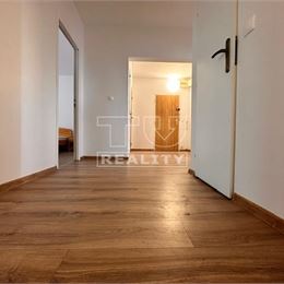 PREDANÉ! !PRIESTRANNÝ 4 IZBOVÝ BYT V CENTRE MESTA TRENČÍN, HVIEZDOSLAVOVA ULICA,BALKÓN, PIVNICA, IHNEĎ VOĽNÝ