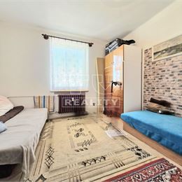 Na predaj 3 izbový byt v pôvodnom, zachovalom stave 70 m2 Hlohovec
