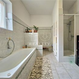 TUreality ponúka na predaj 4-izbový rodinný dom v obci Veľké Ripňany 860 m2