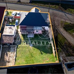 TUreality ponúka na predaj 4-izbový rodinný dom v obci Veľké Ripňany 860 m2