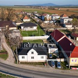 TUreality ponúka na predaj 4-izbový rodinný dom v obci Veľké Ripňany 860 m2