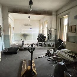 Priemyselný areál s administratívnou budovou, 1600m2, Valaská-Piesok