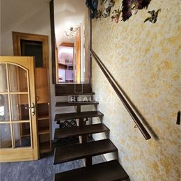 PRIEVIDZA / Apartmán - 3+1/ 85 m2/ TERASA 10m2, v Rodinnom Dome,