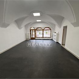 Prenájom obchodných priestorov. Námestie svätého Egídia, Poprad