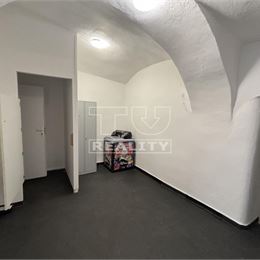 Prenájom obchodných priestorov. Námestie svätého Egídia, Poprad