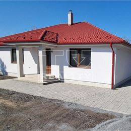 EXKLUZÍVNE - SKOLAUDOVANÁ, 4.izb.moderná a priestranná NOVOSTAVBA,15 km od Malaciek,s tepel.čerpadlom,pozemok