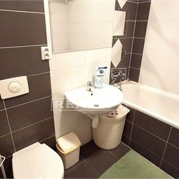 2 izbový svetlý byt 55m2 s priestranným balkónom v staršej tehlovej novostavbe – Bratislava, Podunajské