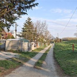 Záhrada s výmerou 2,8 ára s chatkou 25 m2 v blízkosti Vojkanského jazera , Vojka nad Dunajom , 20 km od