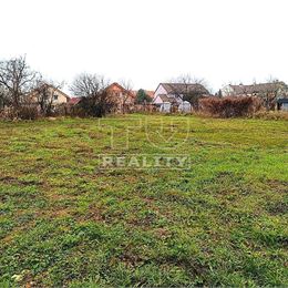 Výnimočný stavebný pozemok s výmerou 1270 m2 v tichej zástavbe rodinných domov v obci Rovinka pri Bratislave