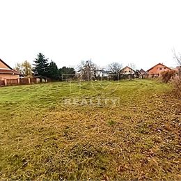 Výnimočný stavebný pozemok s výmerou 1270 m2 v tichej zástavbe rodinných domov v obci Rovinka pri Bratislave