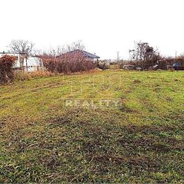 Výnimočný stavebný pozemok s výmerou 1270 m2 v tichej zástavbe rodinných domov v obci Rovinka pri Bratislave