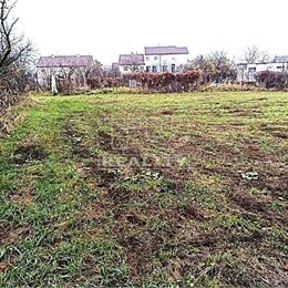 Výnimočný stavebný pozemok s výmerou 1270 m2 v tichej zástavbe rodinných domov v obci Rovinka pri Bratislave