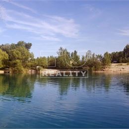 Výnimočný stavebný pozemok s výmerou 1270 m2 v tichej zástavbe rodinných domov v obci Rovinka pri Bratislave