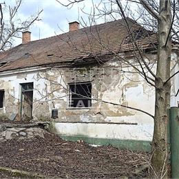 Stavebný pozemok so starým rodinným domom a hospodárskou stavbou na polosamote obec Okoč, 50 minút od