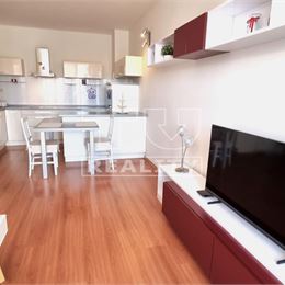 Moderný 2-izbový byt s loggiou a parkovacím miestom, staršia novostavba