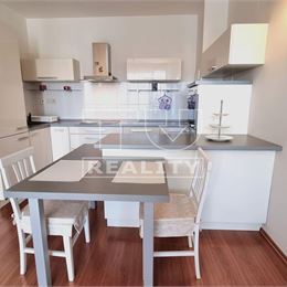 Moderný 2-izbový byt s loggiou a parkovacím miestom, staršia novostavba
