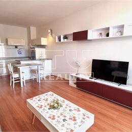 Moderný 2-izbový byt s loggiou a parkovacím miestom, staršia novostavba