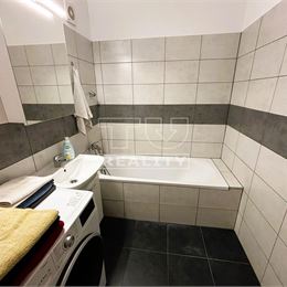Garsónka v Petržalke- 32 m² - voľná ihneď !