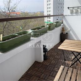 Garsónka v Petržalke s loggiou - 30 m², výborná občianska vybavenosť.